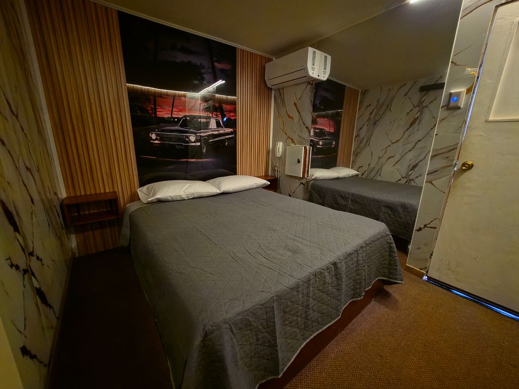 Habitación de Motel Match con cama de 2 plazas, mural de auto clásico, aire acondicionado y espejo