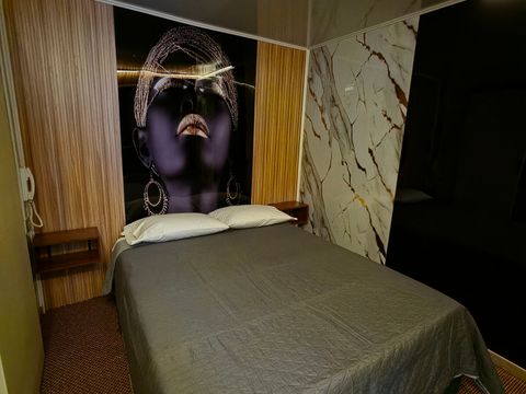 Habitación de Motel Match con mural decorativo y revestimiento de madera tipo wall panel