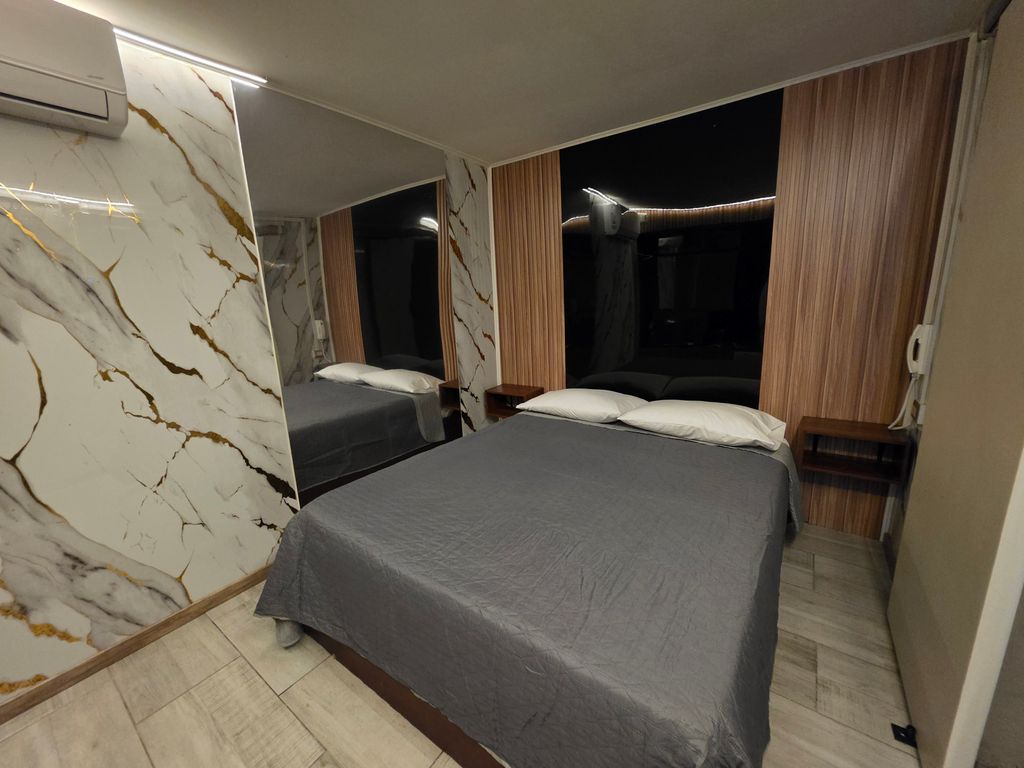 Habitación remodelada de Motel Match con aire acondicionado frío/calor, espejo y cama de 2 plazas
